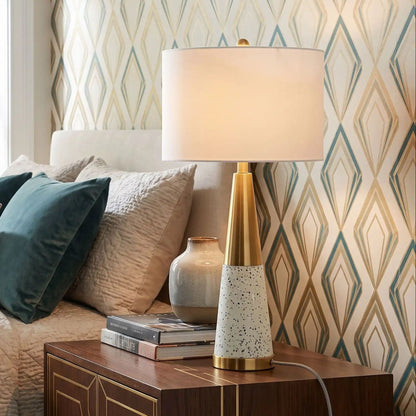 lampe de chevet chambre avec livres modele fer dore vu rapproche terrazzo doree