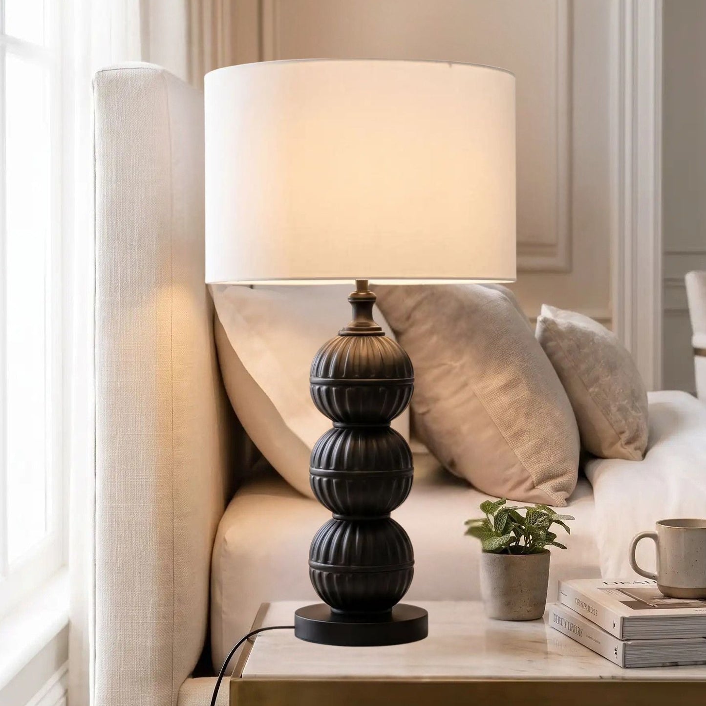 lampe de chevet chambre avec livres vu rapproche orbes noir mat