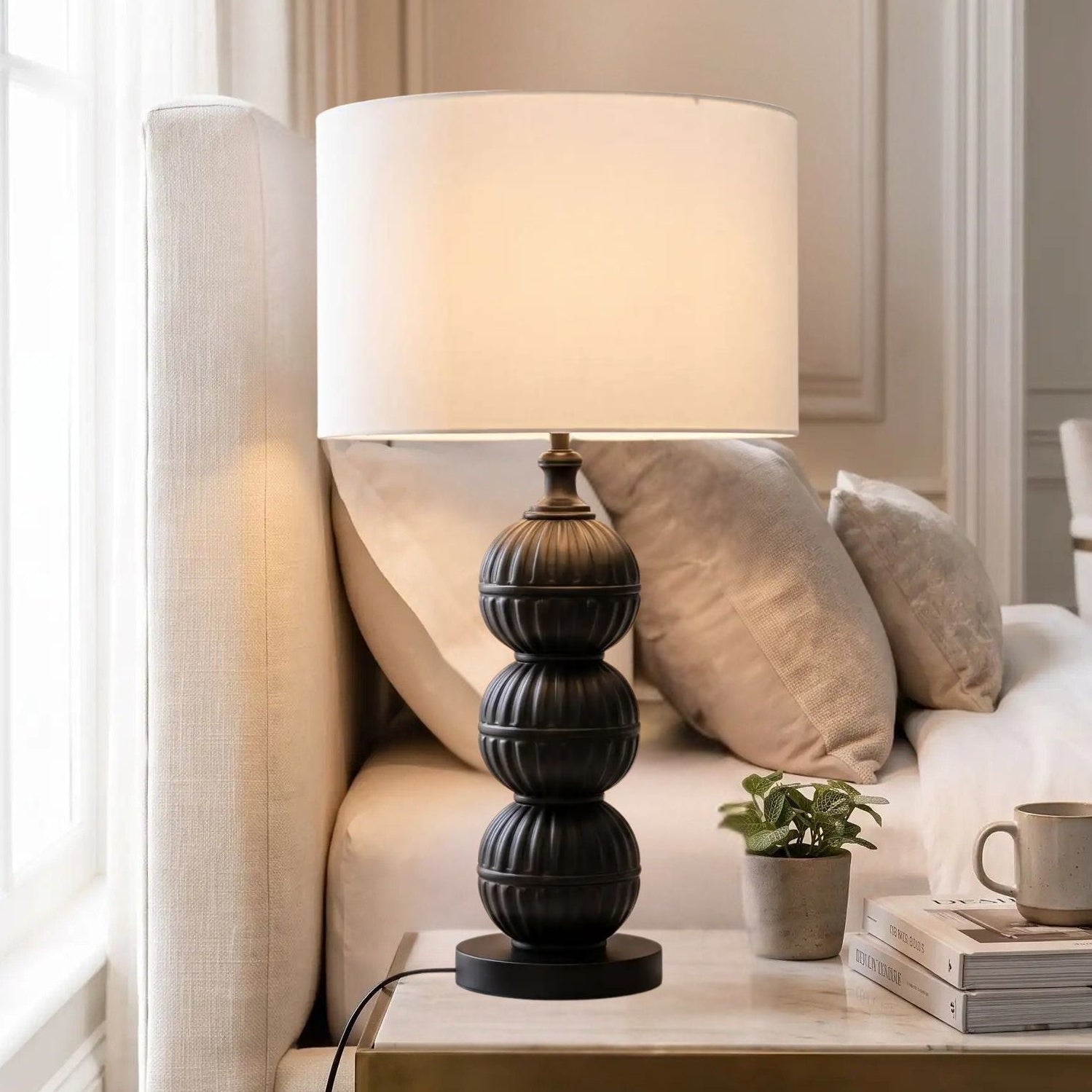 lampe de chevet chambre avec livres vu rapproche orbes noir mat