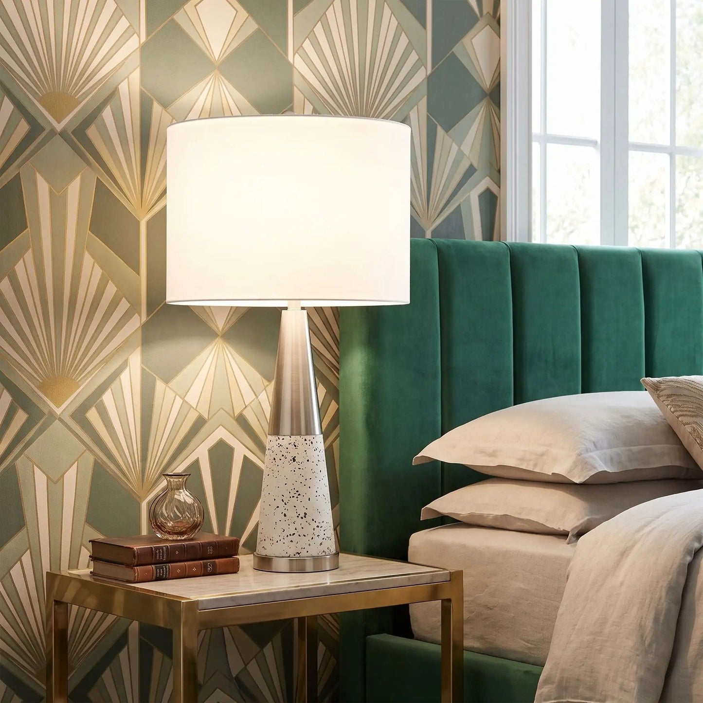 lampe de chevet chambre avec petit vase modele fer blanc terrazzo doree