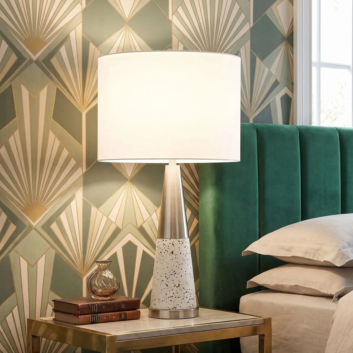 lampe de chevet chambre avec petit vase modele fer blanc vu rapproche terrazzo doree
