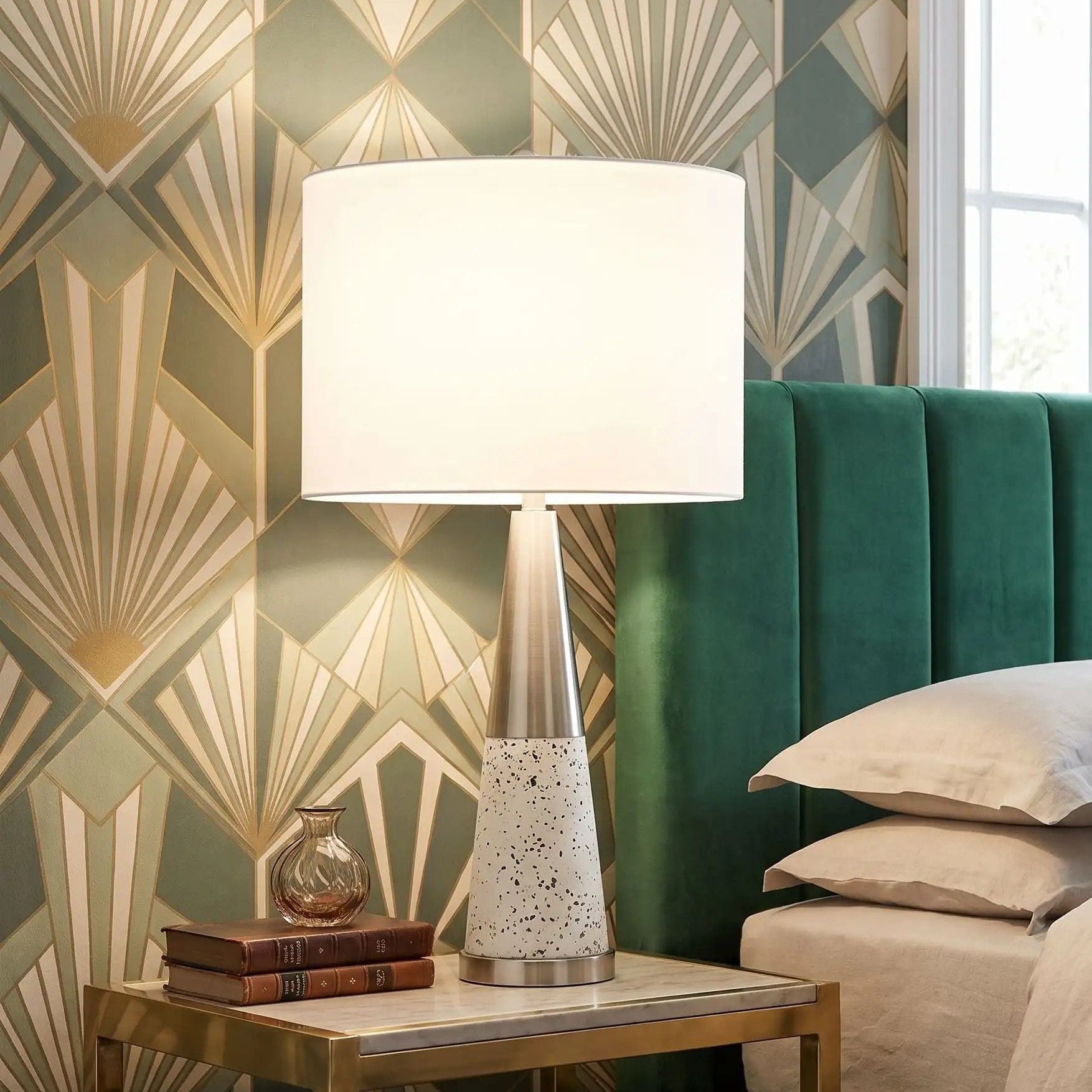 lampe de chevet chambre avec petit vase modele fer blanc vu rapproche terrazzo doree