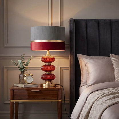 lampe de chevet chambre avec reveil verre souffle rouge vin
