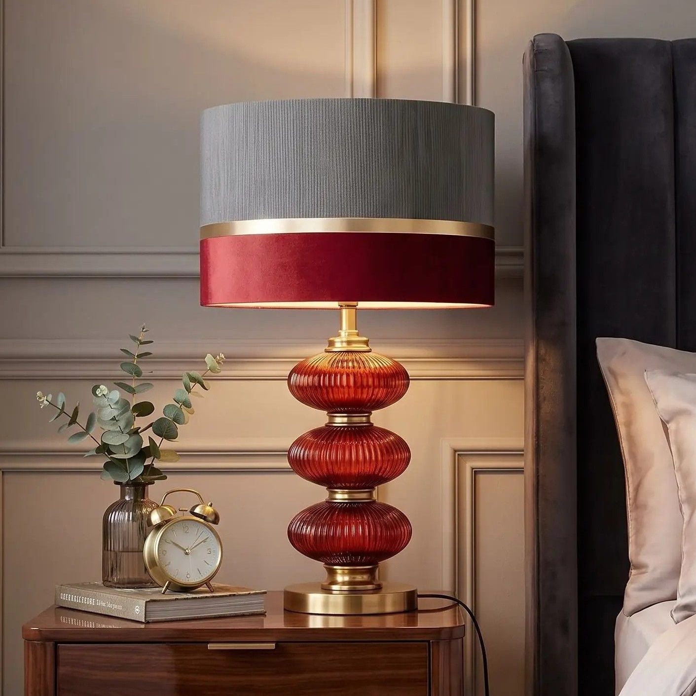 lampe de chevet chambre avec reveil vu rapproche verre souffle rouge vin