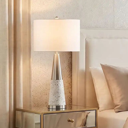 lampe de chevet chambre duo de lampe modele fer blanc vu rapproche terrazzo doree