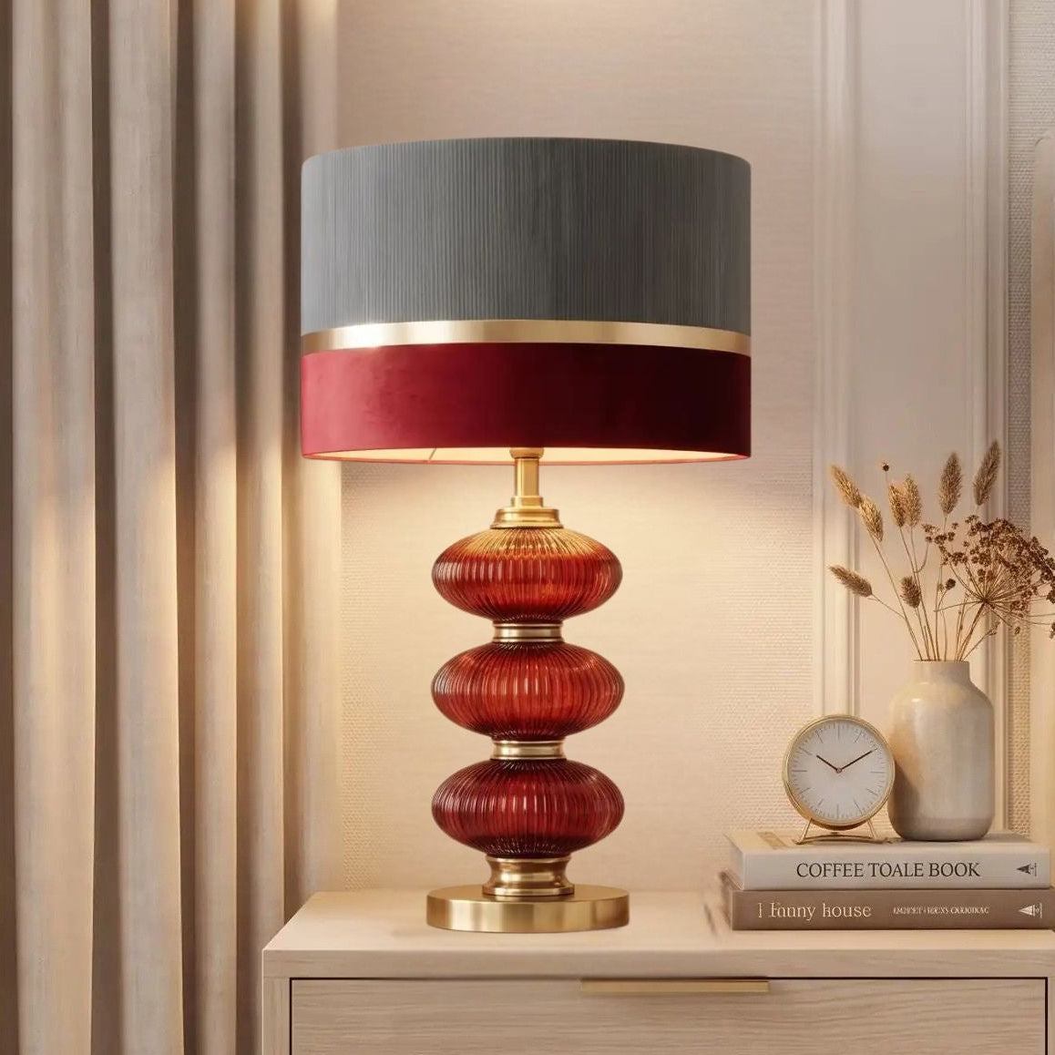 lampe de chevet chambre vu rapproche verre souffle rouge vin