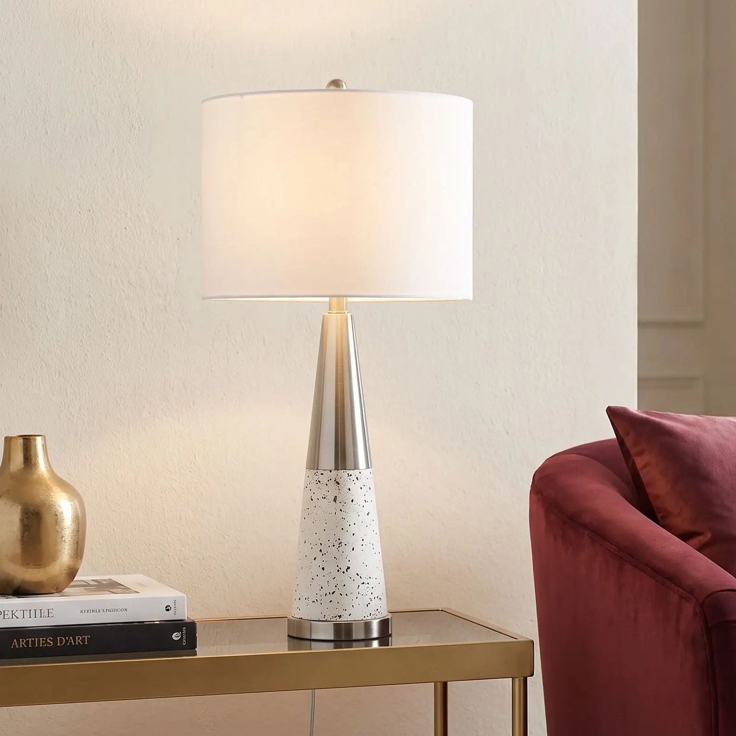 lampe de chevet console sejour modele fer blanc vu rapproche terrazzo doree