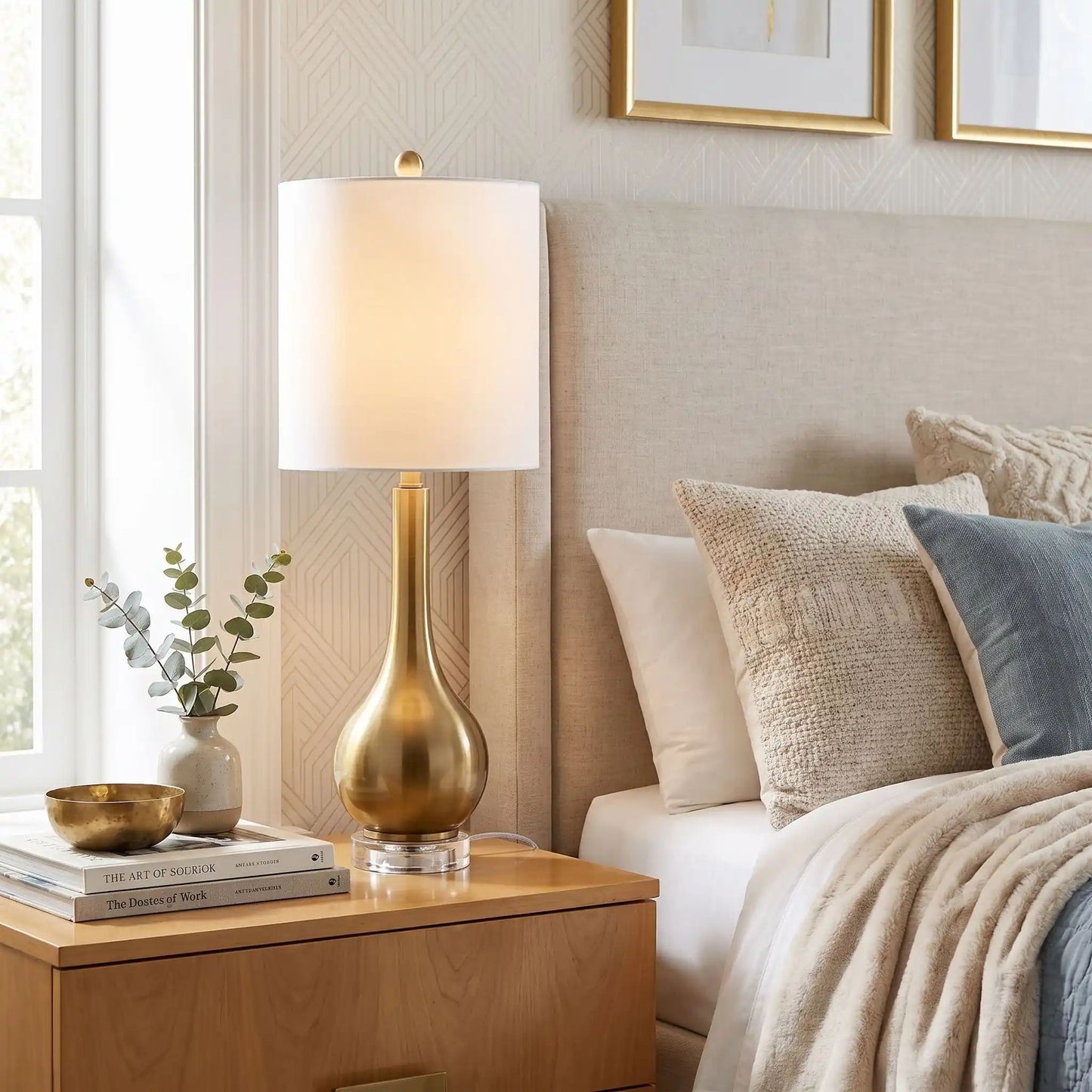 lampe de chevet design avec livres base cristal et metal dore