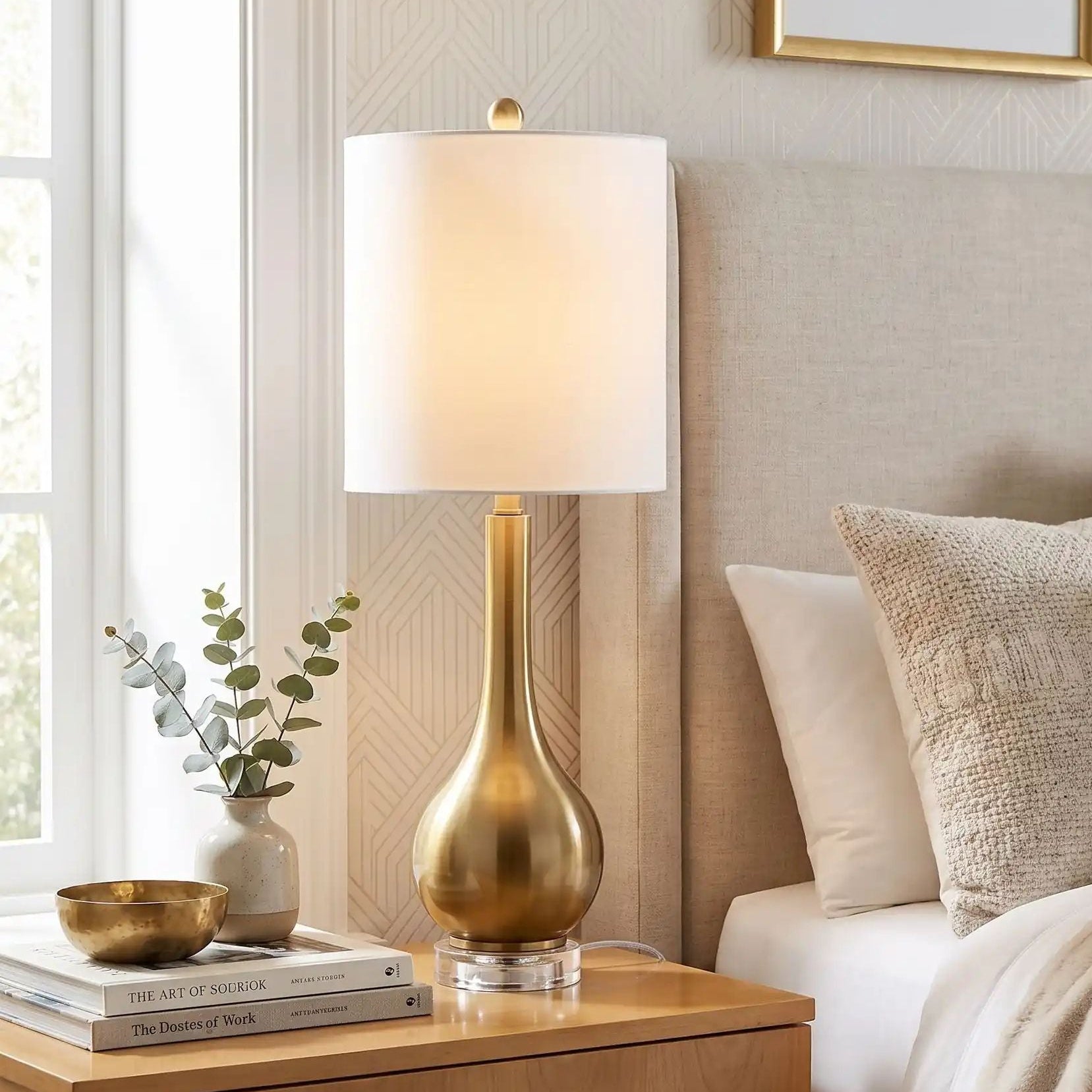 lampe de chevet design avec livres vu rapproche base cristal et metal dore