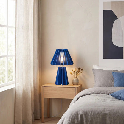 lampe de chevet design bleu ciel sur table chevet ecoresponsable pet recycle
