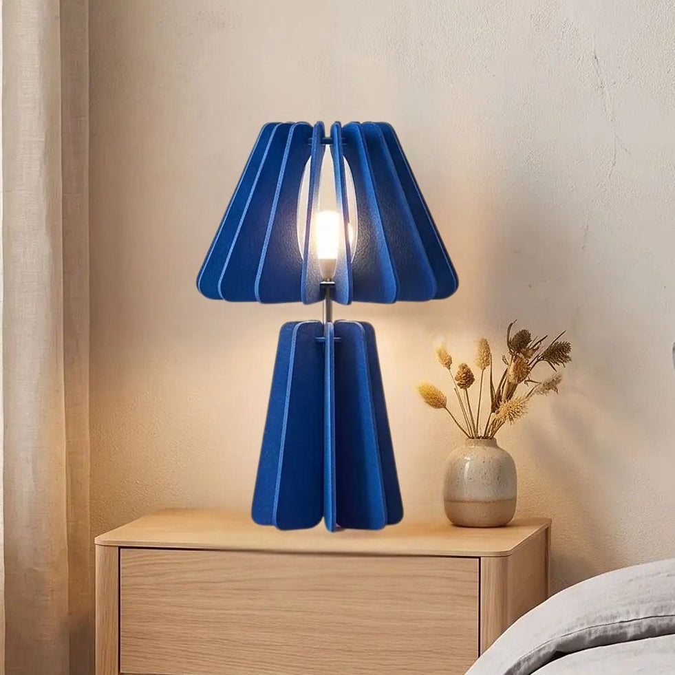 lampe de chevet design bleu ciel sur table chevet vu rapproche ecoresponsable pet recycle