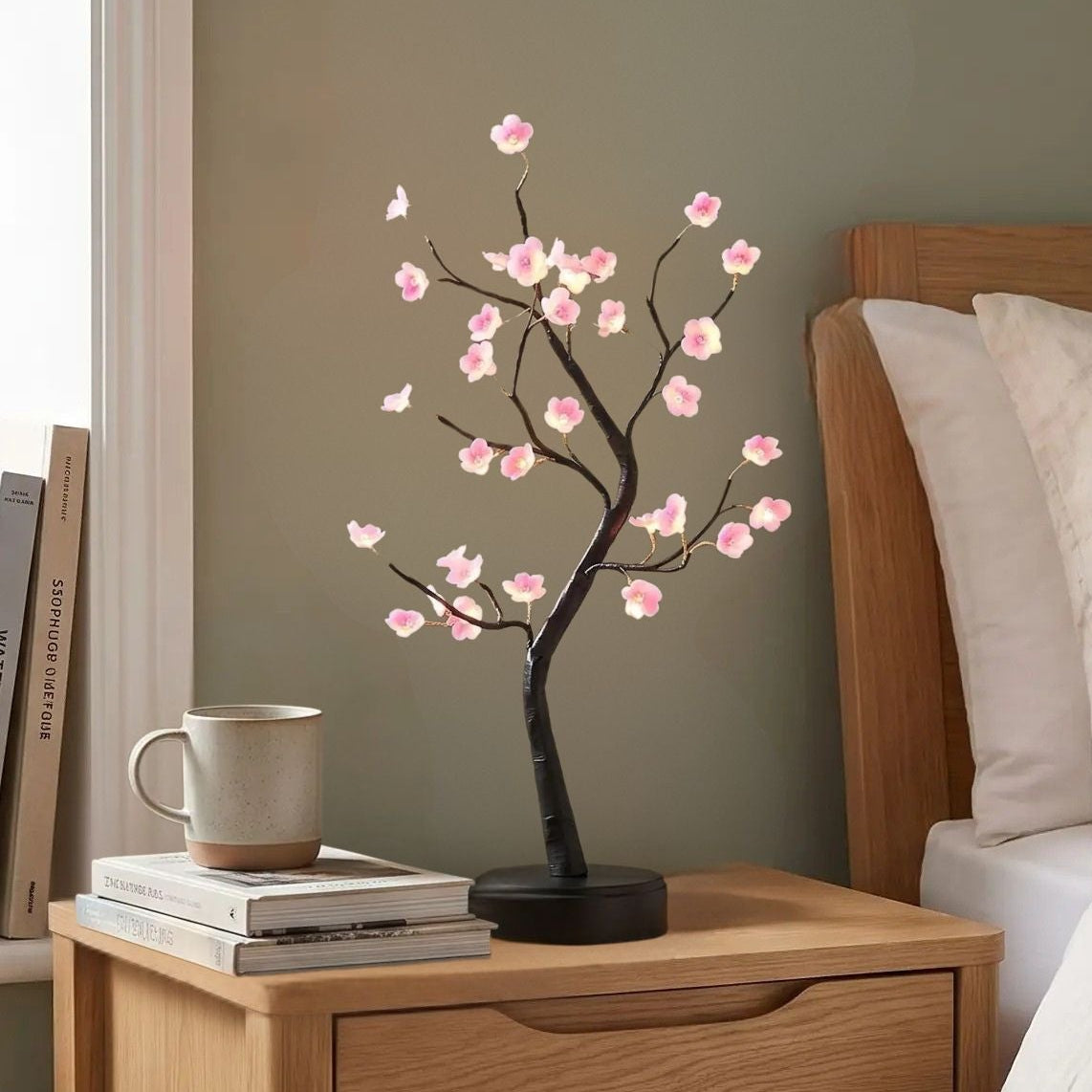 lampe de chevet design chambre avec fenetre vu rapproche fleurs de prunier rose led