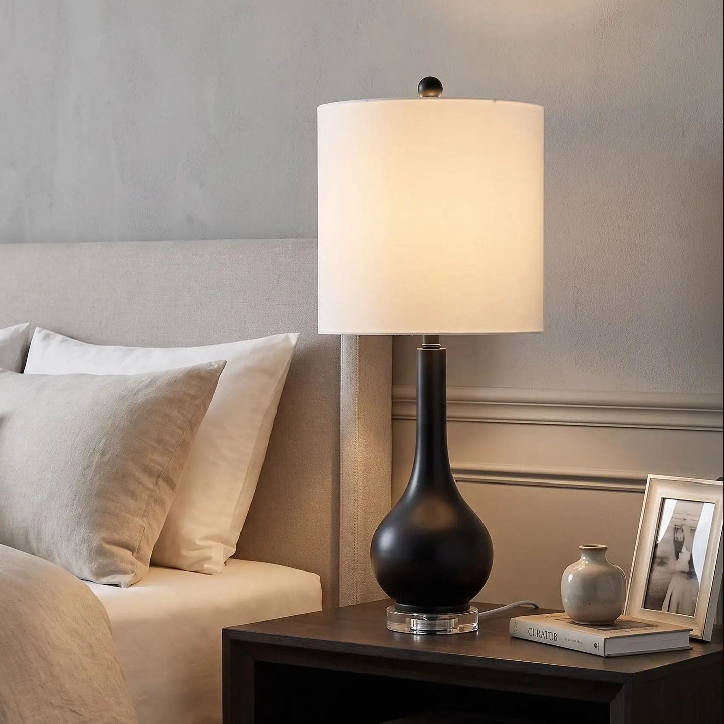 lampe de chevet design couleur noir vu rapproche base cristal et metal dore