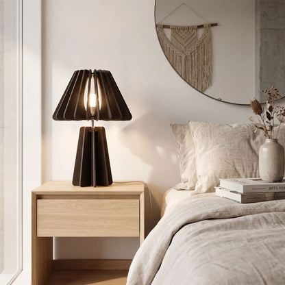 lampe de chevet design marron fonce sur table chevet ecoresponsable pet recycle
