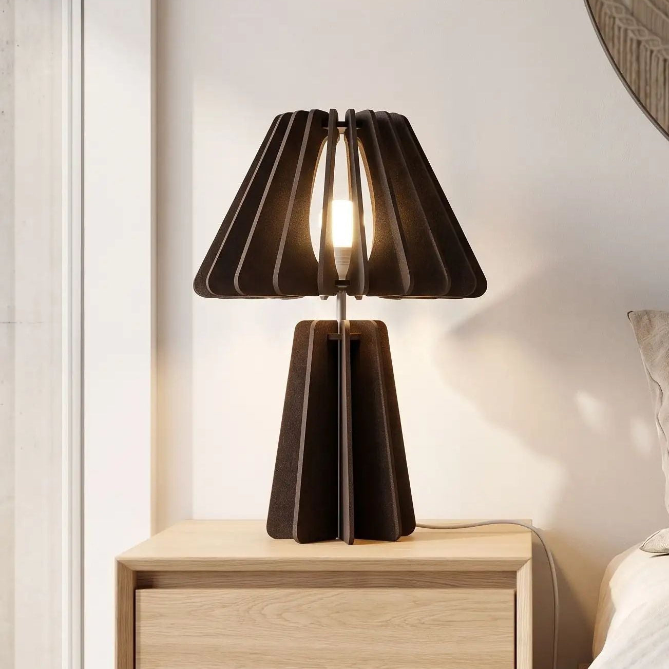 lampe de chevet design marron fonce sur table chevet vu rapproche ecoresponsable pet recycle