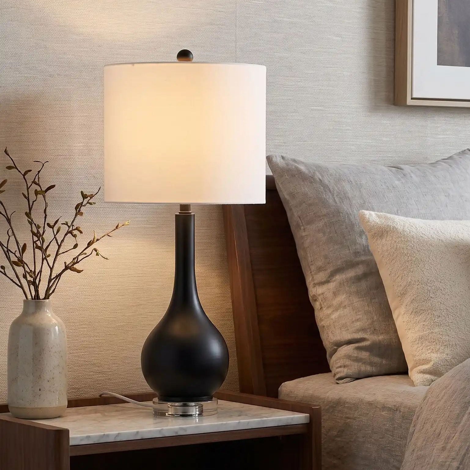lampe de chevet design noir sur table chevet vu rapproche base cristal et metal dore