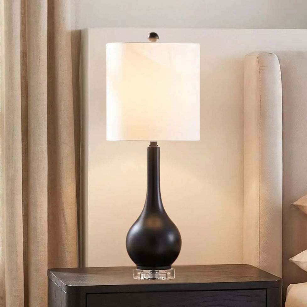 lampe de chevet design noir vu rapproche base cristal et metal dore