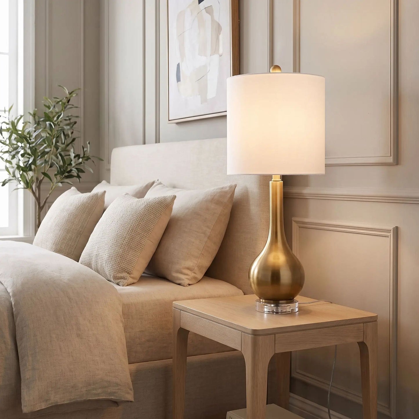 lampe de chevet design sur table chevet base cristal et metal dore
