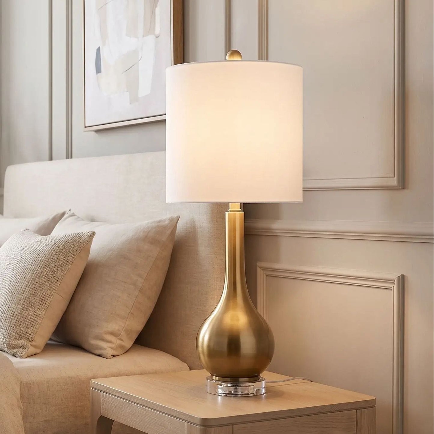 lampe de chevet design sur table chevet vu rapproche base cristal et metal dore