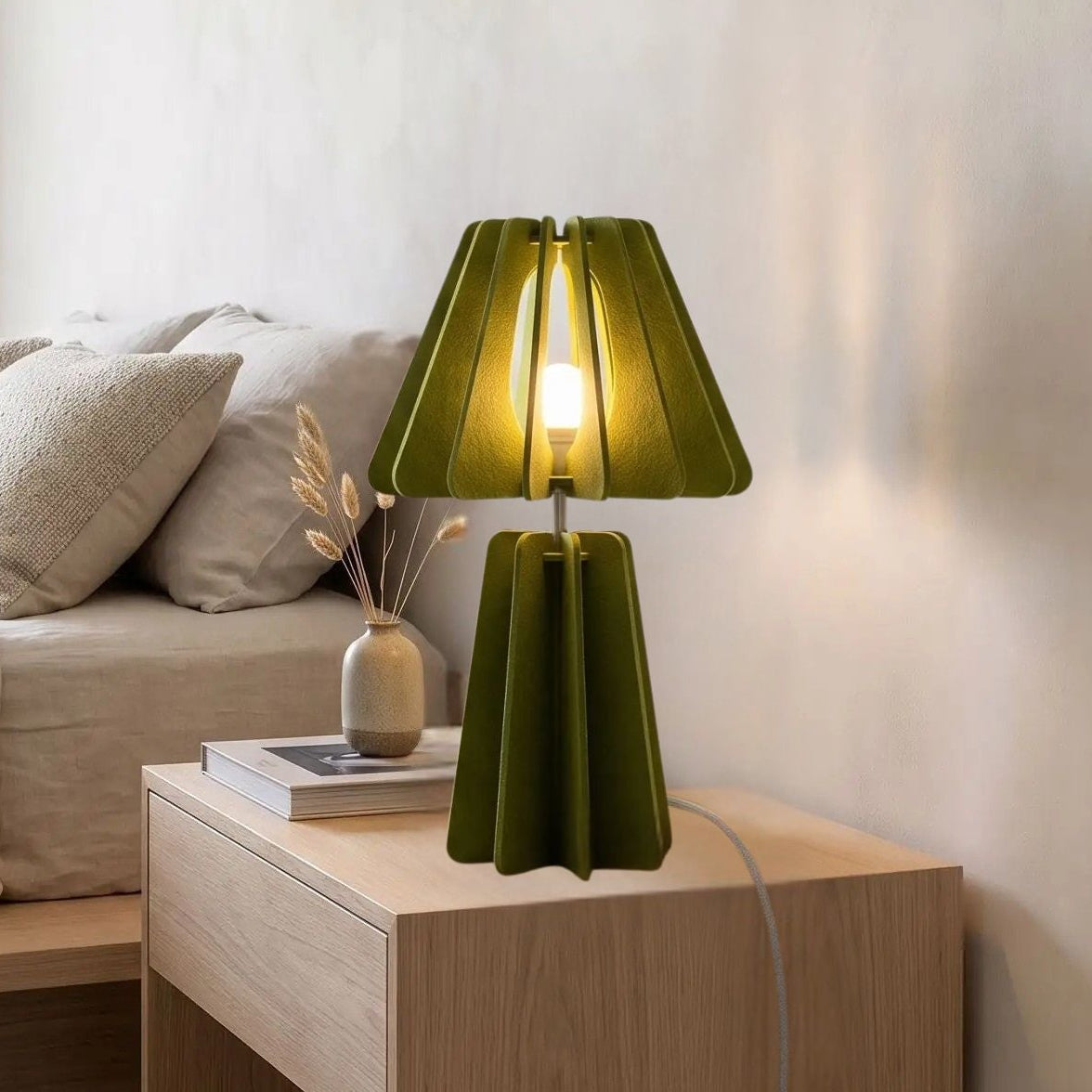 lampe de chevet design vert sur table chevet vu rapproche ecoresponsable pet recycle