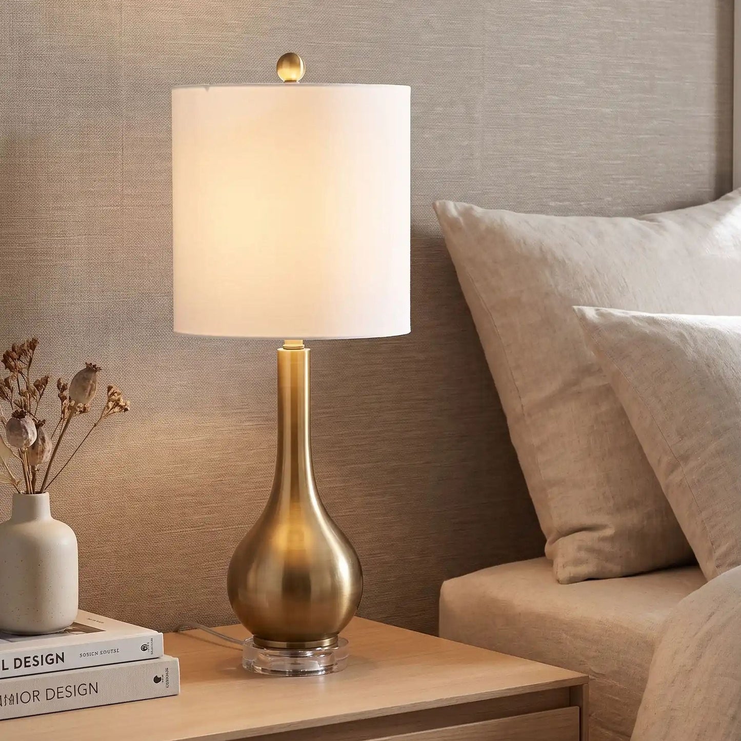 lampe de chevet design vu rapproche base cristal et metal dore