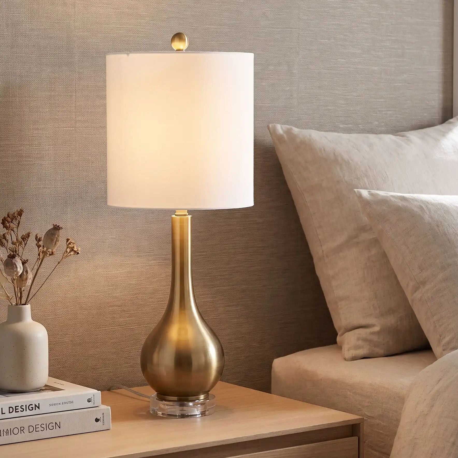 lampe de chevet design vu rapproche base cristal et metal dore