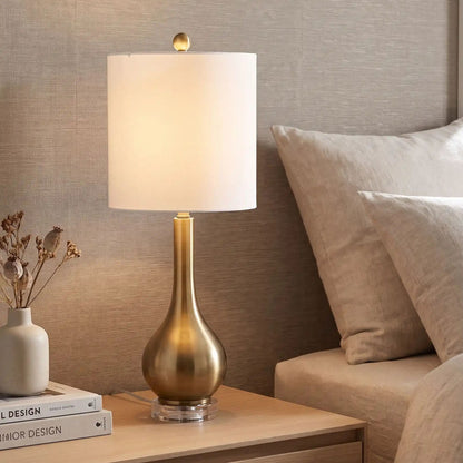 lampe de chevet design vu rapproche base cristal et metal dore