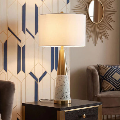 lampe de chevet sejour avec fauteuil modele fer dore vu rapproche terrazzo doree
