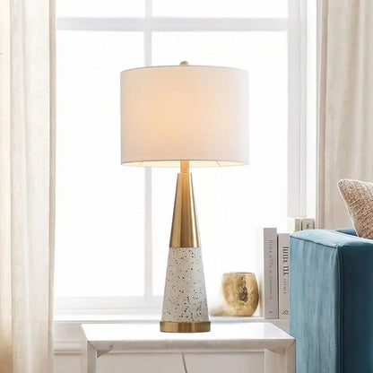 lampe de chevet sejour modele fer dore vu rapproche terrazzo doree