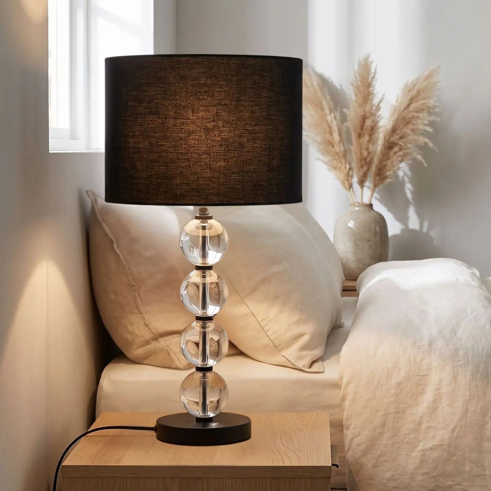 lampe de chevet sur table chevet chambre vu rapproche light luxury raffine