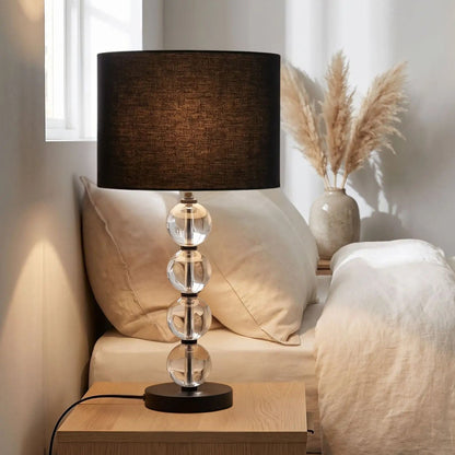 lampe de chevet sur table chevet chambre vu rapproche light luxury raffine