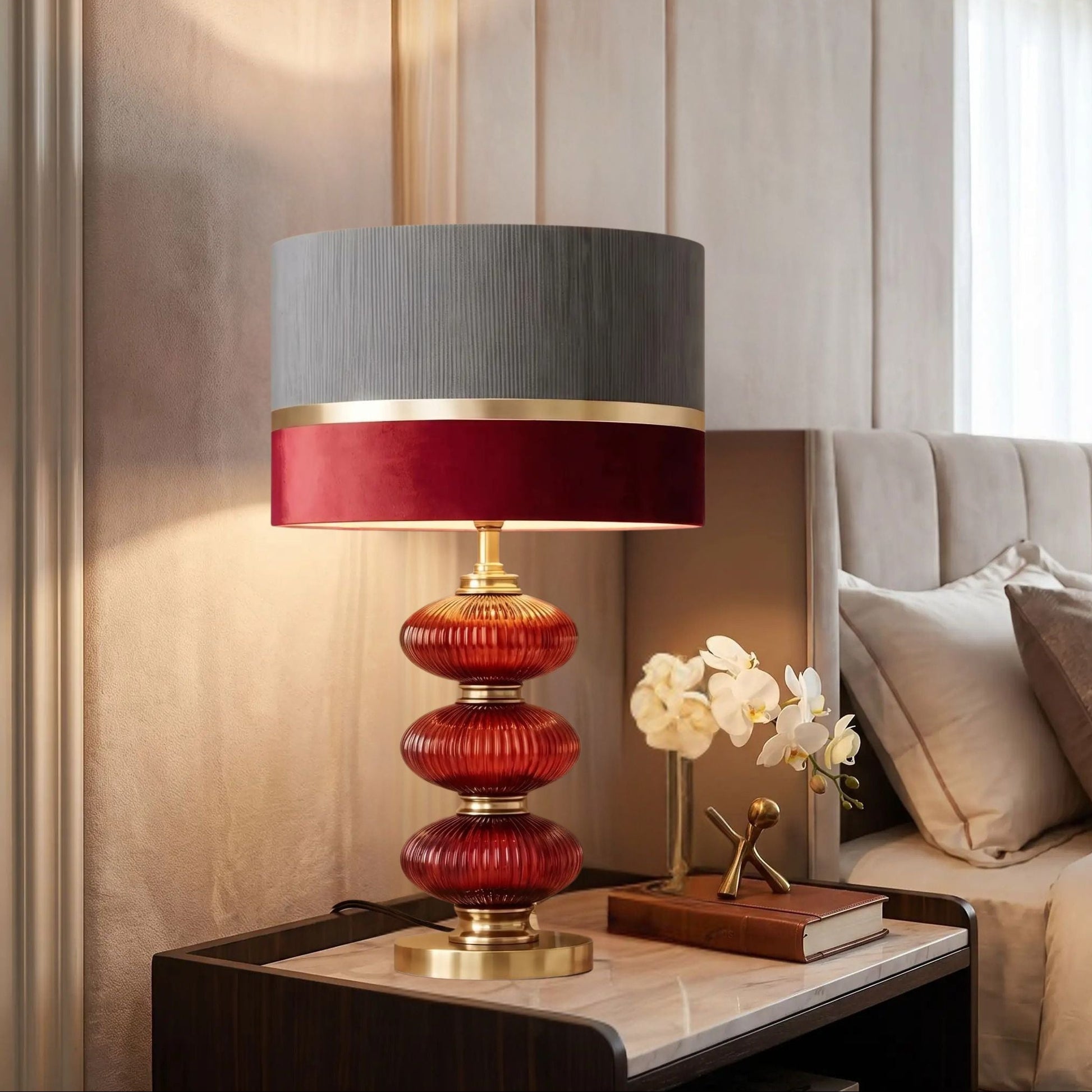 lampe de chevet sur table chevet verre souffle rouge vin