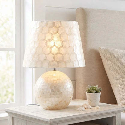 lampe de chevet sur table chevet vu rapproche coquilles de perles naturelle