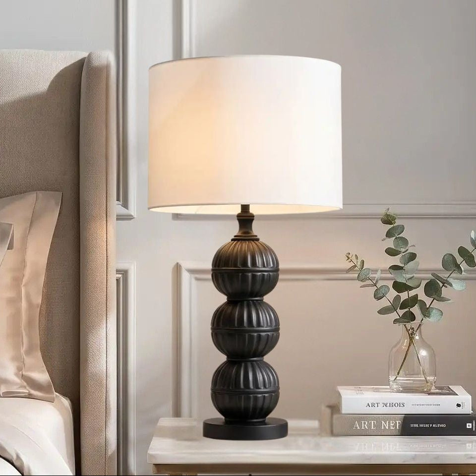 lampe de chevet sur table chevet  vu rapproche orbes noir mat