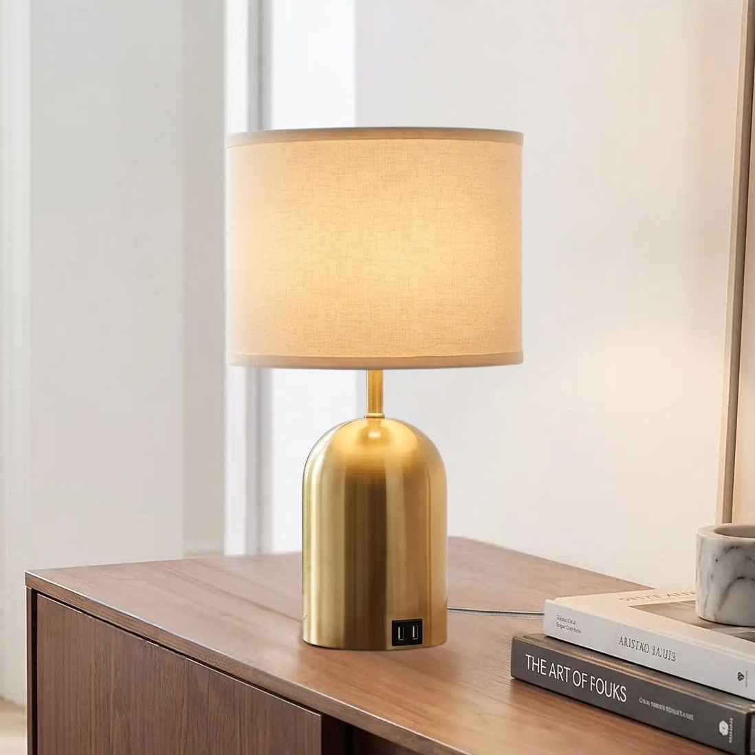 lampe de chevet tactile avec fauteuil vu rapproche doree 3 intensites et ports usb