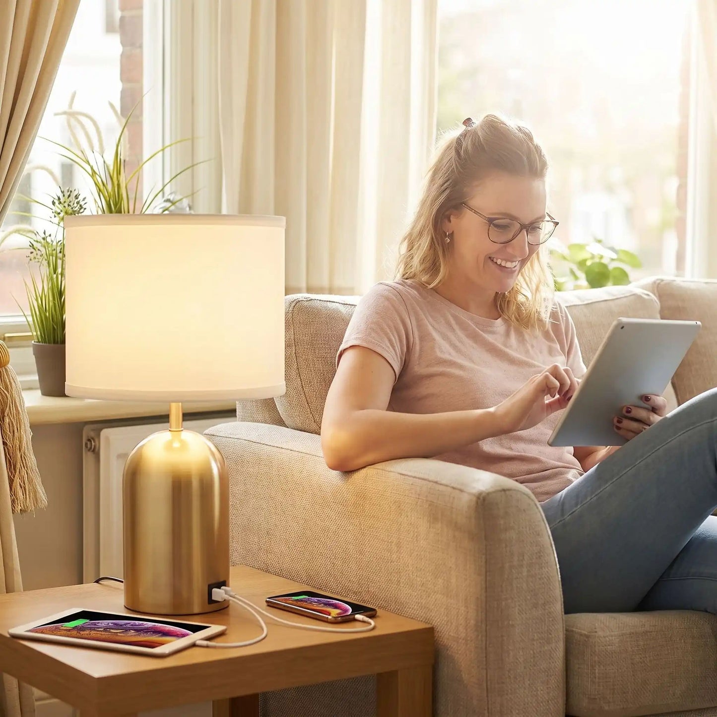 lampe de chevet tactile avec femme sur canape dimension doree 3 intensites et ports usb