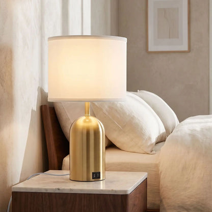 lampe de chevet tactile sur table chevet vu rapproche doree 3 intensites et ports usb