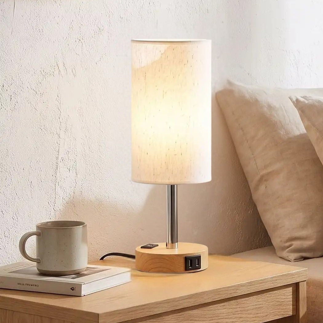 lampe de chevet tactile sur table chevet vu rapproche station usb minimaliste