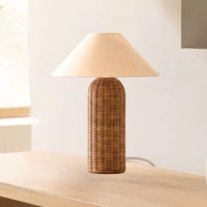 lampe de table avec fenetre vu rapproche rotin tresse main