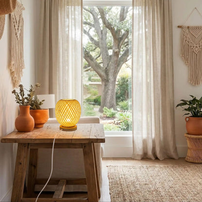 lampe de table bambou sejour avec fenetre bambou rotin artisanal