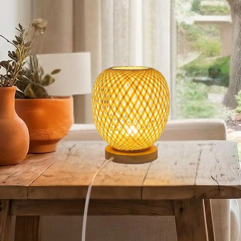 lampe de table bambou sejour avec fenetre vue rapproche bambou rotin artisanal