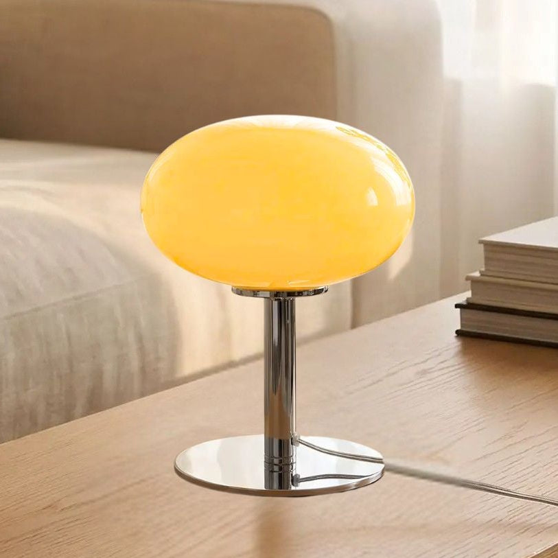 lampe de table creme sejour vue rapproche style bauhaus