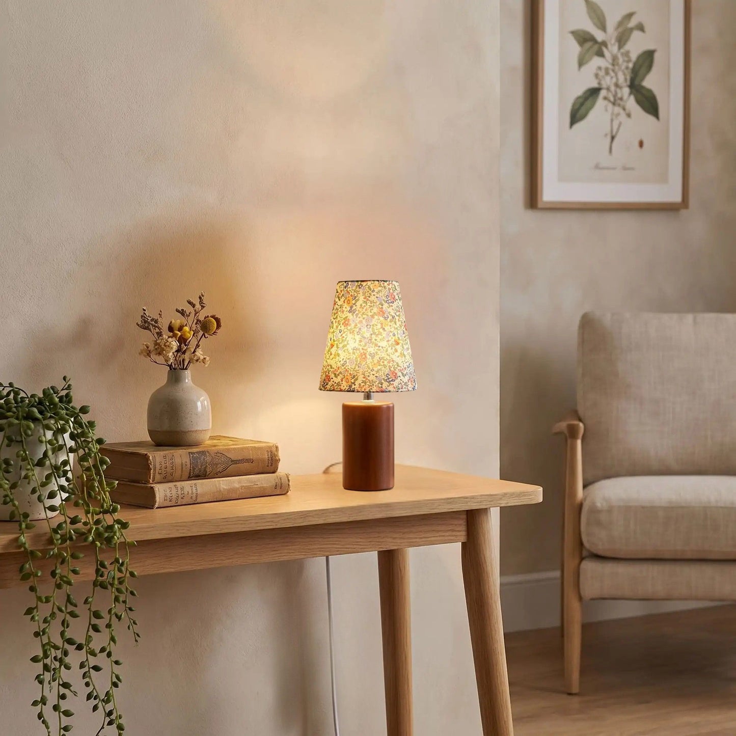 lampe de table en bois sejour avec fauteuil motifs colores fleuris