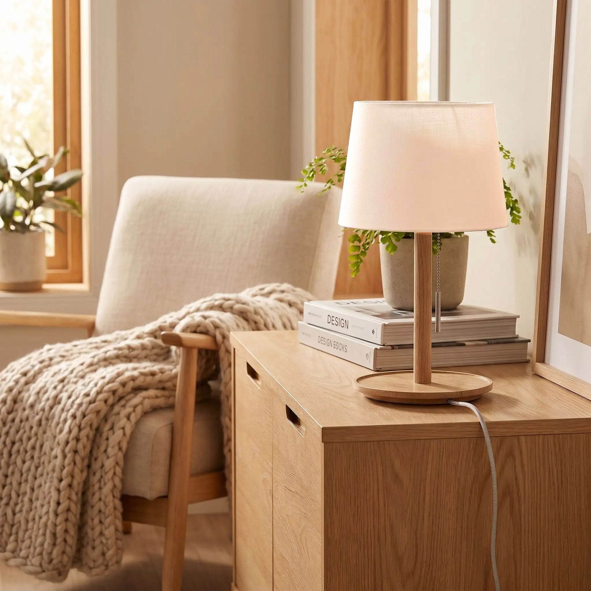 lampe de table en bois sejour avec fauteuil pull switch nordique