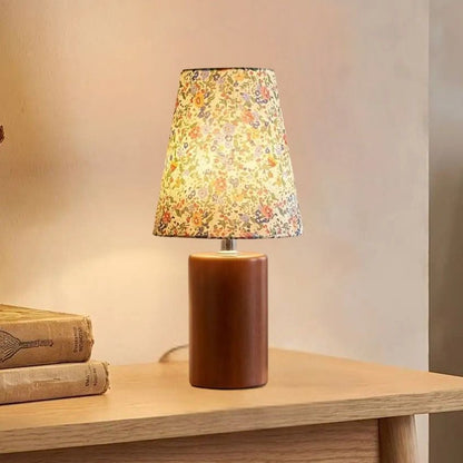 lampe de table en bois sejour avec fauteuil vue rapproche motifs colores fleuris