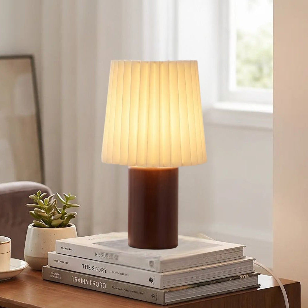 lampe de table en bois sejour avec fauteuil vue rapproche naturelle vintage