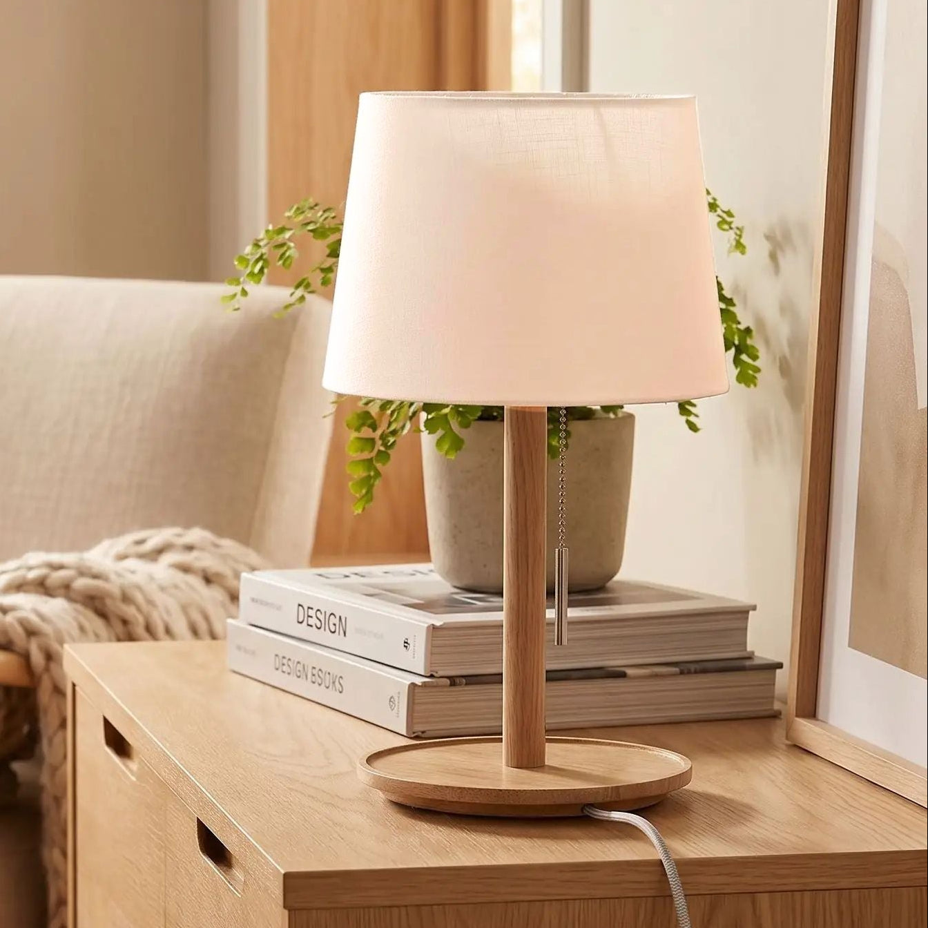 lampe de table en bois sejour avec fauteuil vue rapproche pull switch nordique
