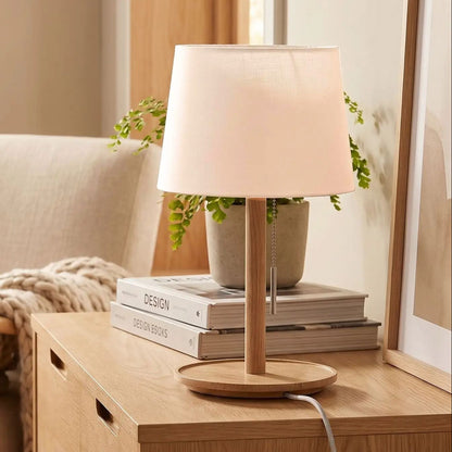 lampe de table en bois sejour avec fauteuil vue rapproche pull switch nordique