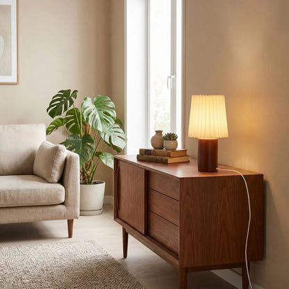lampe de table en bois sejour avec fenetre naturelle vintage