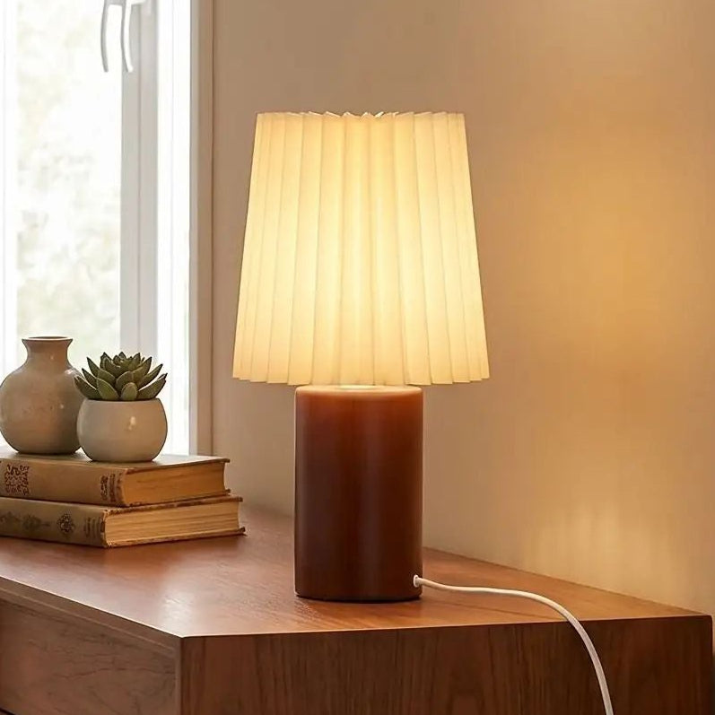 lampe de table en bois sejour avec fenetre vue rapproche naturelle vintage
